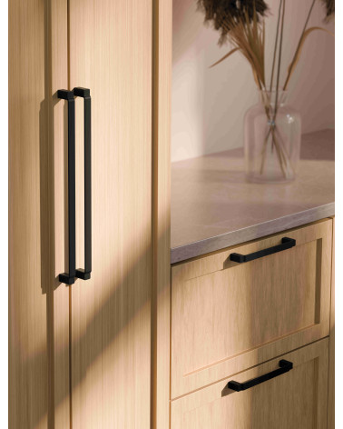 Poignée de meuble noire mat AMARO  poignée design montée sur un meuble en bois clair
