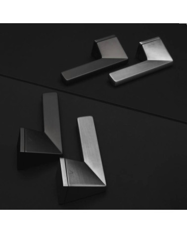 poignée hexa anthracite et noire sur une table noire
