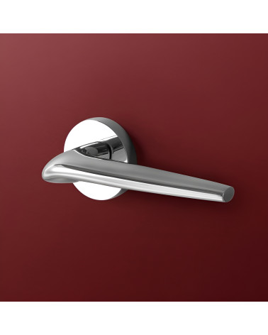 Poignée de porte chrome poli JULIA poignée design mise en valeur sur un fond uni