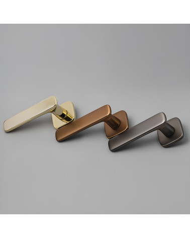 Poignée de porte en zamak FLOW poignée design présentée sur une surface grise