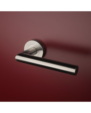 Poignées de porte de couleur inox ovale sur fond rouge