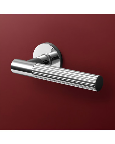 Poignée de porte chrome poli LIVIA poignée design mise en valeur sur un fond