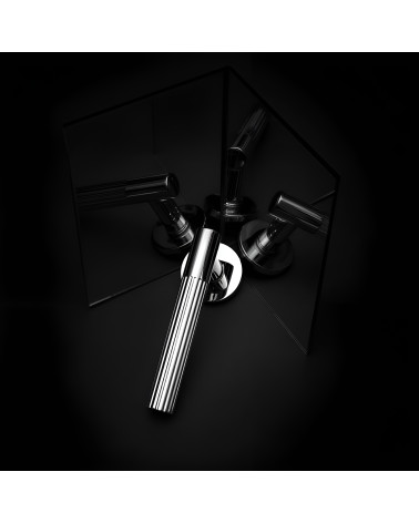 Poignée de porte chrome poli LIVIA poignée design présentée avec reflets miroirs