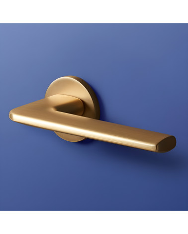 Poignée de porte or satiné ANDREA poignée design sur fond bleu
