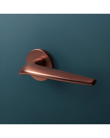 Poignée de porte cuivre JULIA poignée design sur fond bleu
