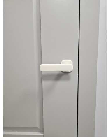 Poignée de porte moderne FLOW poignée design vue de face montée sur une porte