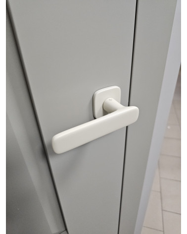 Poignée de porte moderne FLOW poignée design vue de haut montée sur une porte