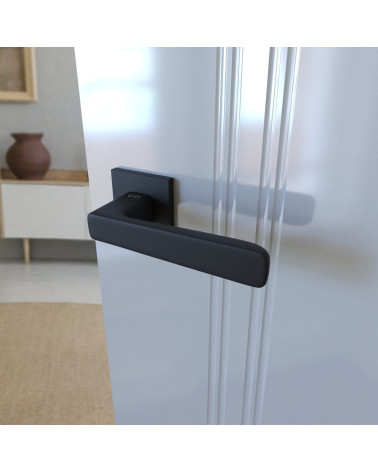 Poignée de porte noire PARMA poignée design montée sur une porte ouverte