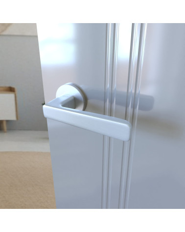 Poignée de porte chrome satiné PARMA quincaillerie design montée sur une porte entrouverte