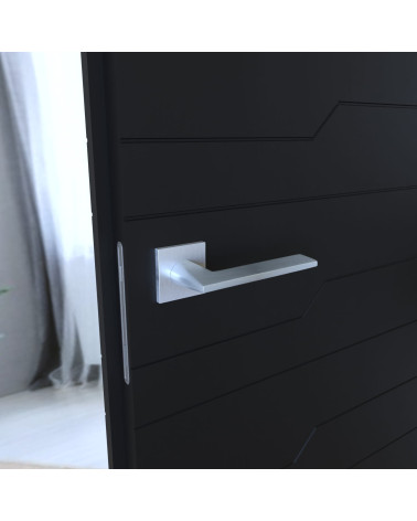 Poignée de porte chrome satiné ARA poignée design montée sur une porte entrouverte