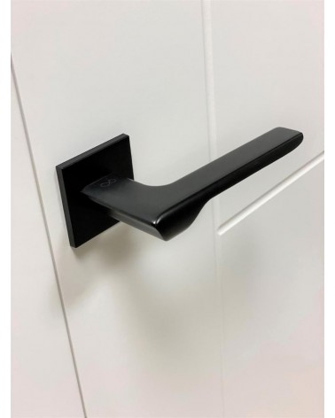 Poignée de porte noire LIGNE poignée design vue de haut inclinée montée sur une porte