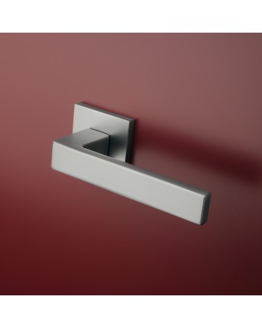 Poignée de porte chrome satiné SULLA poignée design montée sur une porte