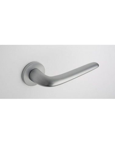 Poignée de porte Chrome satiné AZALIA poignée design vue de haut inclinée