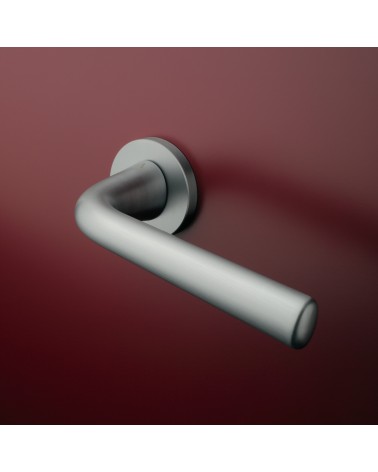 Poignée de porte Chrome satiné TULIPA porte intérieure design montée sur une porte