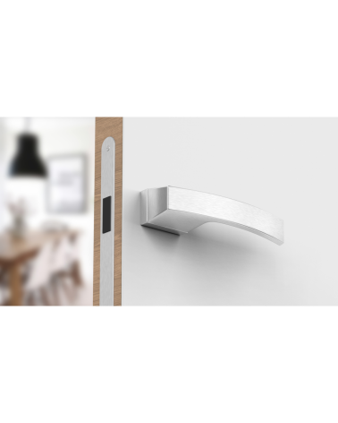 Poignée de porte chrome satiné Arc poignée design vue de bas montée sur une porte