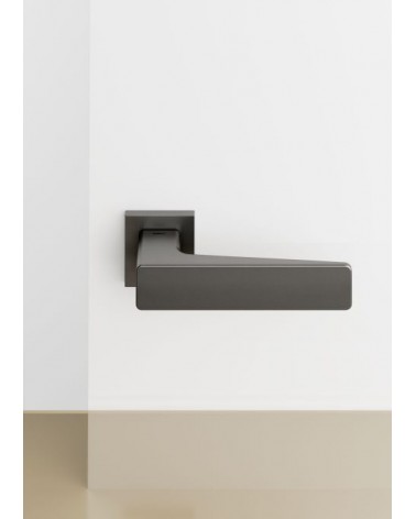 Poignée de porte moderne Mandelli Virgo poignée design couleur 3 posée sur un fond