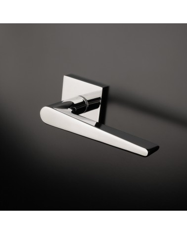Poignée de porte couleur chrome poli ARNICA poignée design montée sur une porte