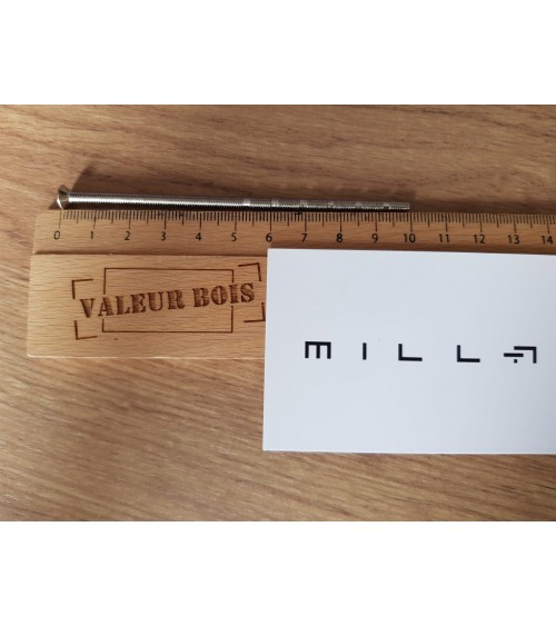 Tige filetée traversant M4 de 10cm de longueur sur une table, avec une règle en bois et carte de visite blanche  millapoignees