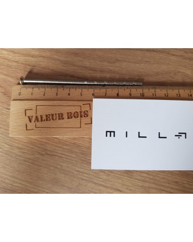 Tige filetée traversant M4 de 10cm de longueur sur une table, avec une règle en bois et carte de visite blanche  millapoignees