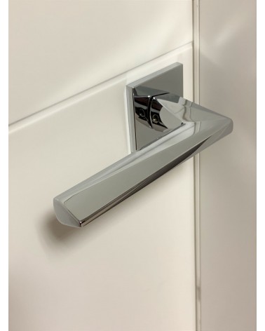 Poignée de porte chrome poli DIAMANT poignée design vue de haut inclinée montée sur une porte