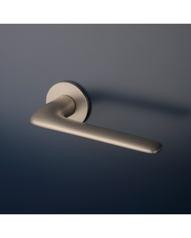 Poignée de porte classique VIOLA poignée design montée sur une porte