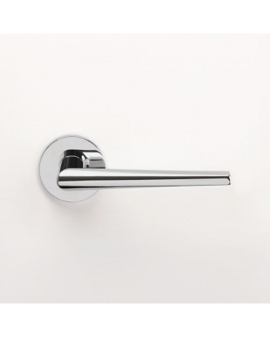 Poignée de porte chrome poli SALTA poignée design montée sur une porte