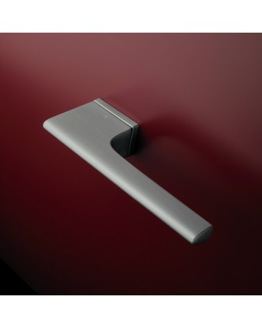 Poignée de porte chrome satinée LUPINA poignée design montée sur une porte