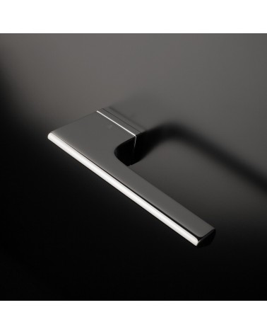 Poignée de porte chrome poli LUPINA poignée design montée sur une porte