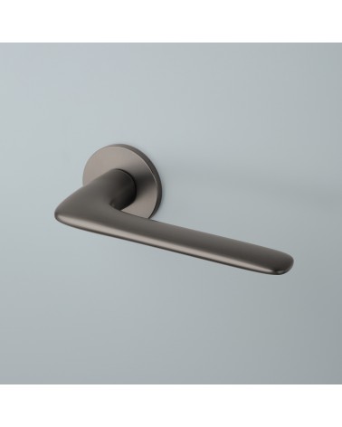 Poignée de porte graphite VIOLA poignée design montée sur une porte