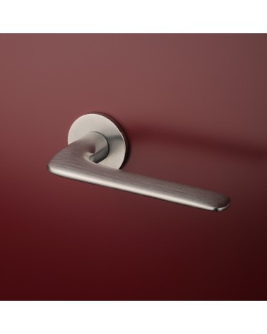 Poignée de porte chrome brossé VIOLA poignée design montée sur une porte