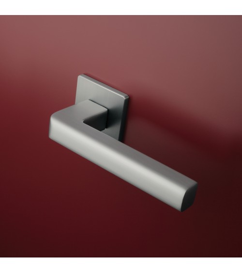 Poignée de porte chrome satiné SALICE quincaillerie design