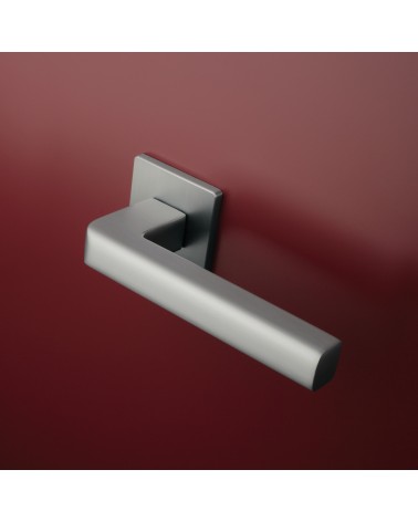 Poignée de porte chrome satiné SALICE quincaillerie design montée sur une porte