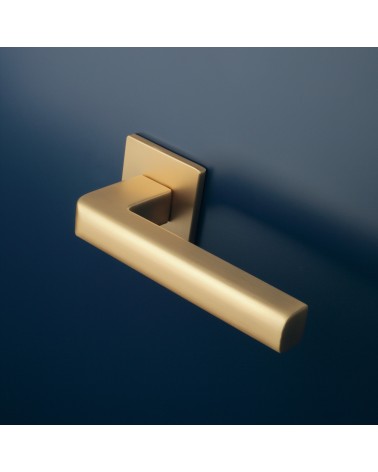 Poignée de porte SALICE quincaillerie design couleur 3 montée sur une porte
