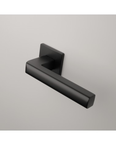 Poignée de porte noire SALICE quincaillerie design montée sur une porte