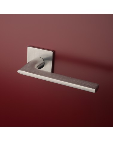 Poignée de porte chrome brossé SALVIA poignée design montée sur une porte