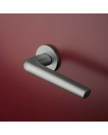 Poignée de porte chrome satiné FUNKIA poignée design montée sur une porte
