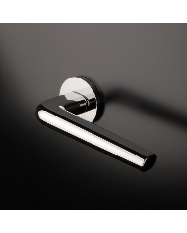Poignée de porte chrome poli FUNKIA poignée design montée sur une porte