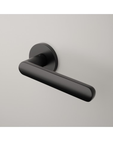 Poignée de porte noire FRAGOLA poignée design montée sur une porte
