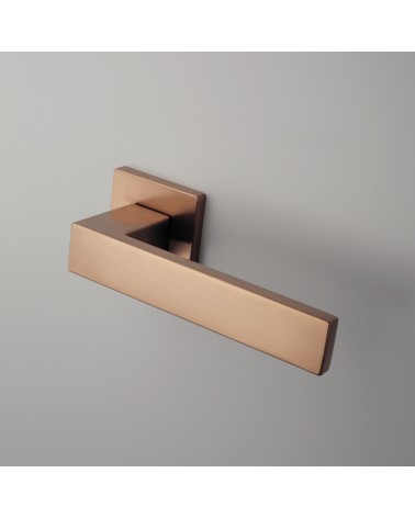 Poignée de porte Cuivre PINA poignée design montée sur une porte