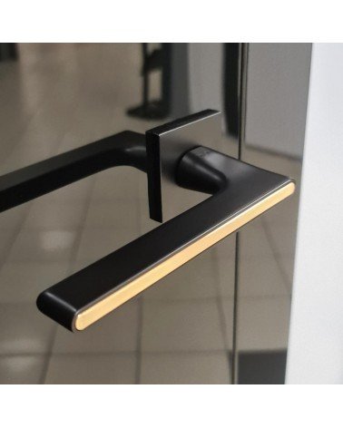Poignée de Porte Bicolore Noire et Dorée sur une plaque carré - model Ferrara -  poignée design