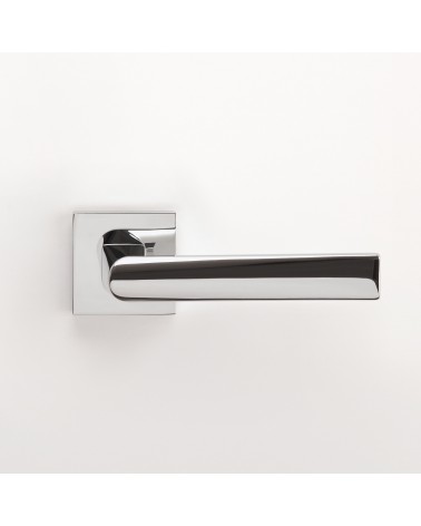 Poignée de porte chrome poli ADANA poignée design montée sur une porte