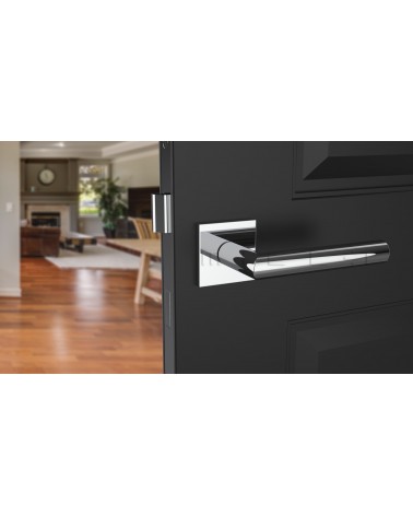 Poignée de porte chrome poli ARABIS poignée design vue inclinée montée sur une porte