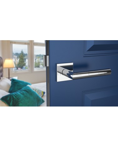 Poignée de porte chrome poli ARABIS poignée design montée sur une porte entrouverte