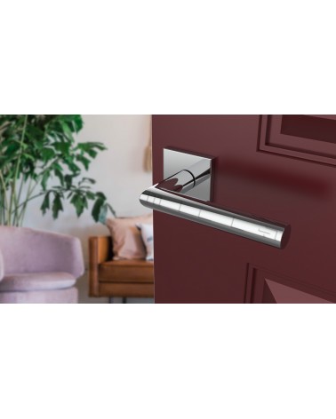 Poignée de porte chrome poli ARABIS poignée design montée sur une porte légèrement ouverte