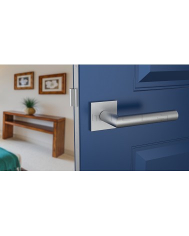 Poignée de porte chrome satiné ARABIS quincaillerie design montée sur une porte