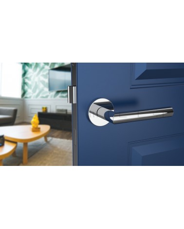 Poignée de porte couleur chrome poli ARABIS poignée design vue de face montée sur une porte