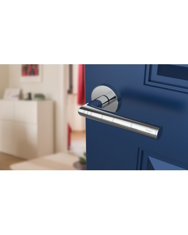 Poignée de porte couleur chrome poli ARABIS poignée design vue de haut inclinée montée sur une porte
