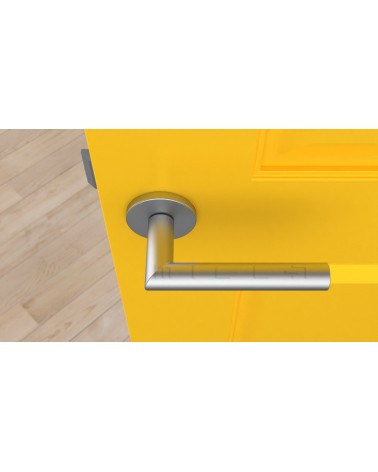Poignée de porte couleur chrome satiné ARABIS poignée design vue de haut montée sur une porte