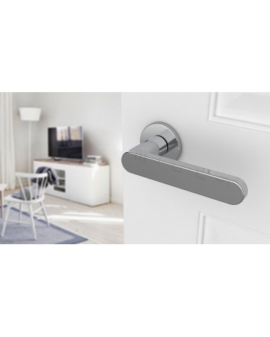 Poignée de porte chrome poli ALORA poignée design vue inclinée montée sur une porte