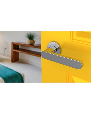 Poignée de porte ALORA poignée design couleur 2 vue inclinée montée sur une porte